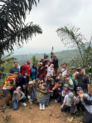 Trekking Ringan di Kebun Hijau
